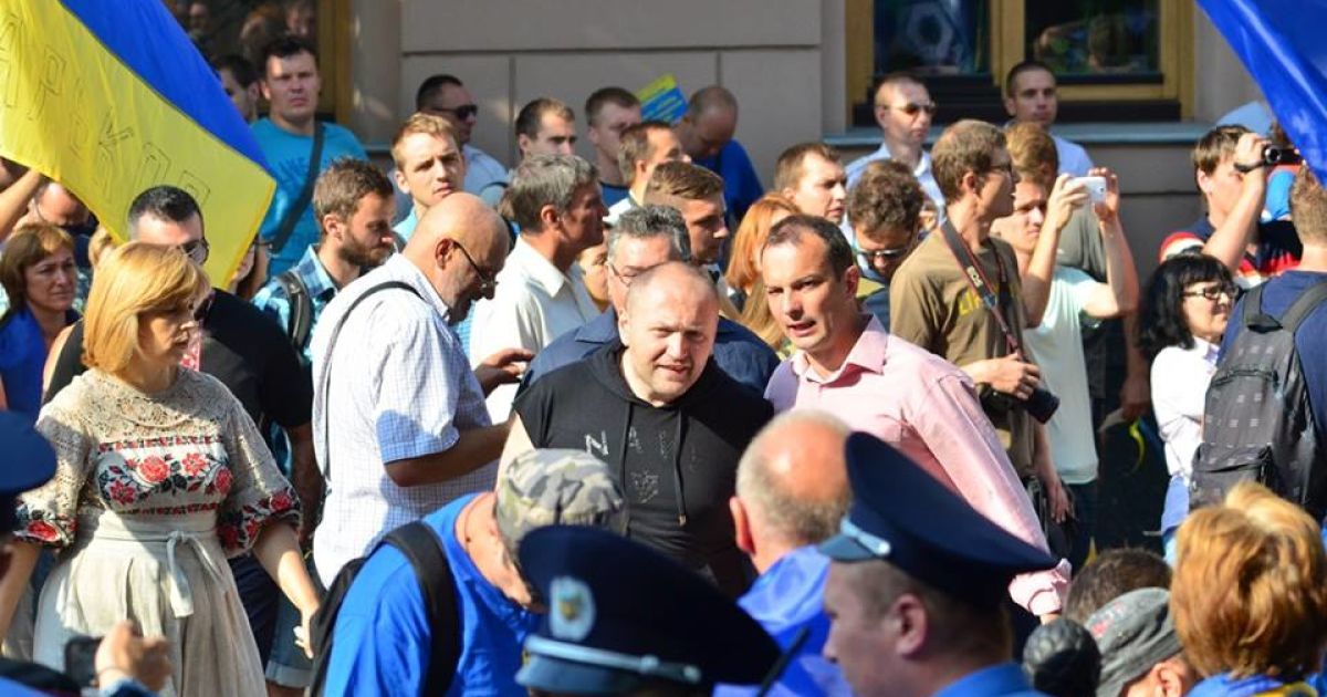 Під Радою з&rsquo;явилися шини та &laquo;пересувний Майдан&raquo;