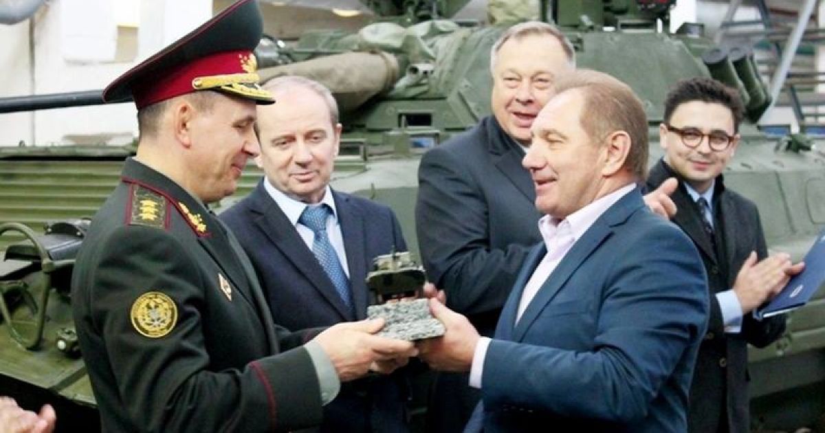 Гелетей подивився на танки у Житомирі і відзначив кращих працівників заводу