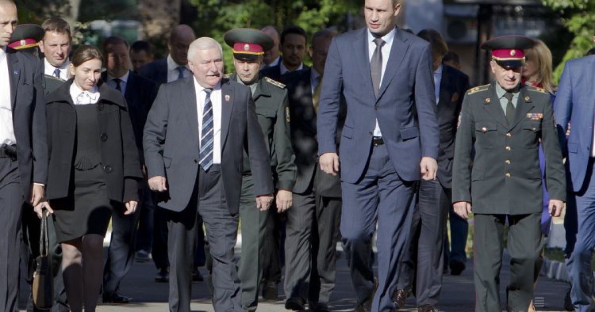 Лех Валенса і Віталій Кличко відвідали Головний військовий госпіталь. / © УНІАН
