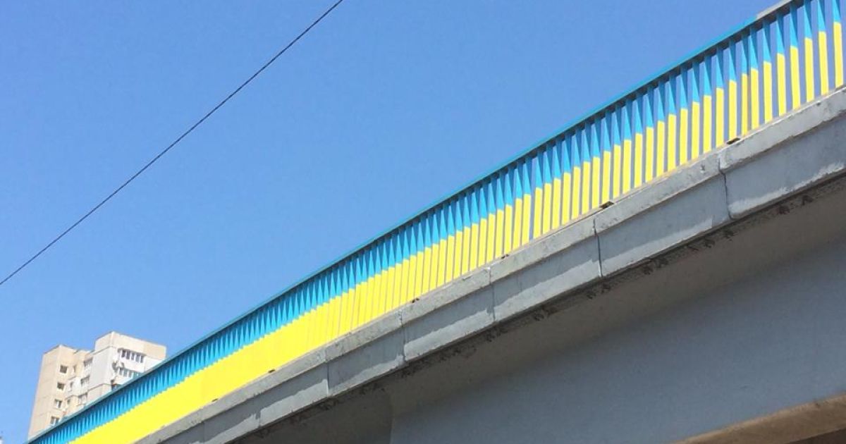 Активисты разрисовывают мосты за собственные средства