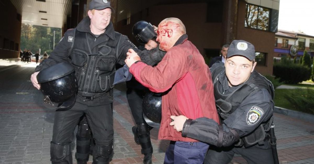 Колишні "беркутівці" до крові побилися з активістами біля суду / © УНІАН