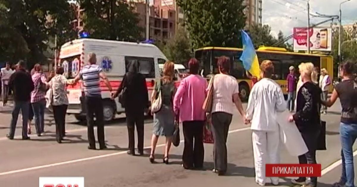 Родные участников АТО заблокировали дорогу в Ивано-Франковск