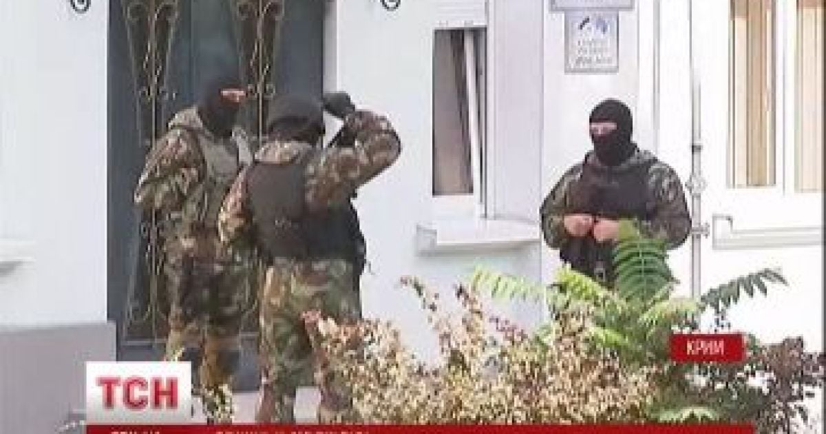 Меджлис окружили автоматчики в камуфляже