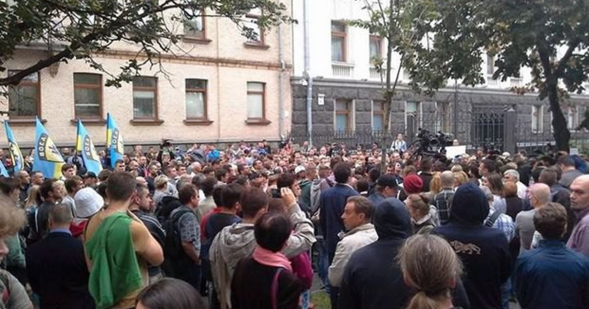 Под АП проходит митинг