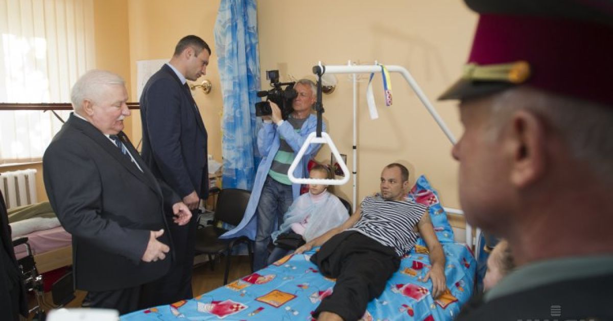Лех Валенса і Віталій Кличко відвідали Головний військовий госпіталь. / © УНІАН