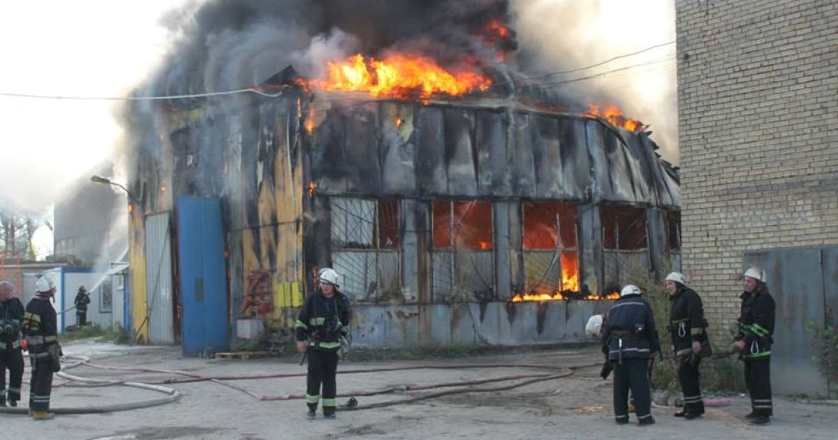 Над промзоной "завис" столб черного дыма