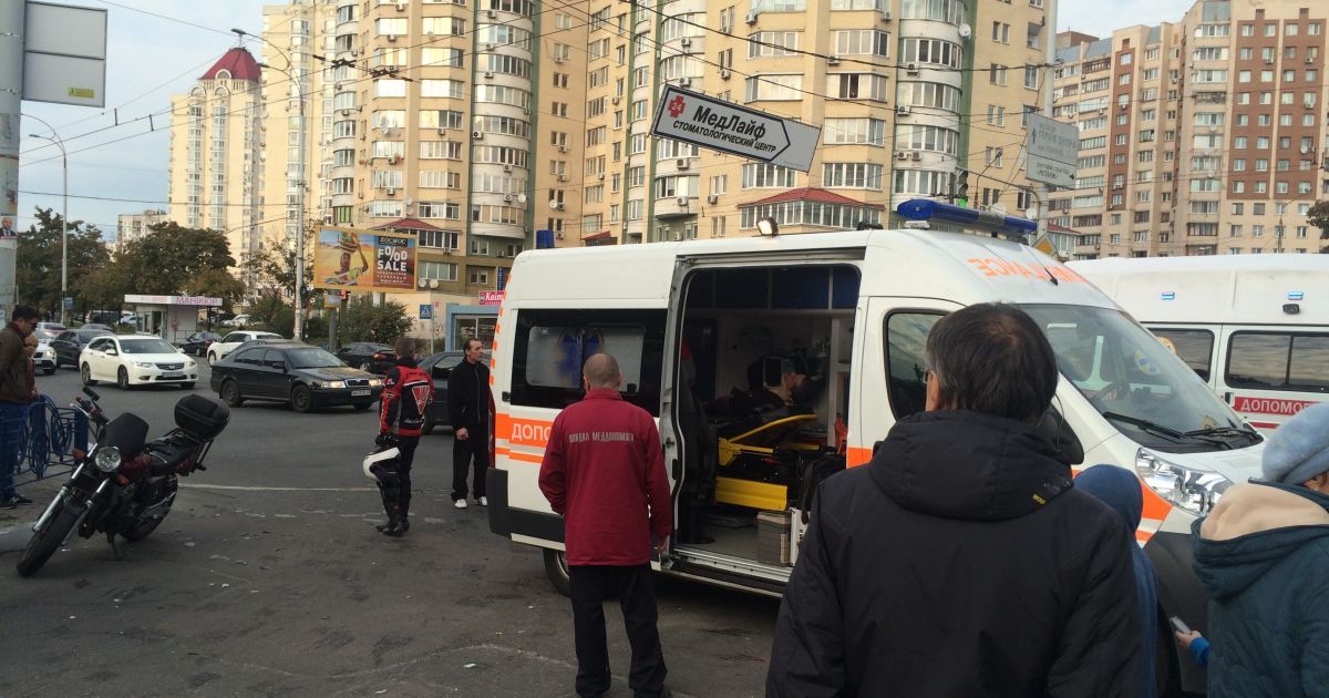 Внаслідок ДТП постраждали парень і дівчина, які їхали на мотоциклі.