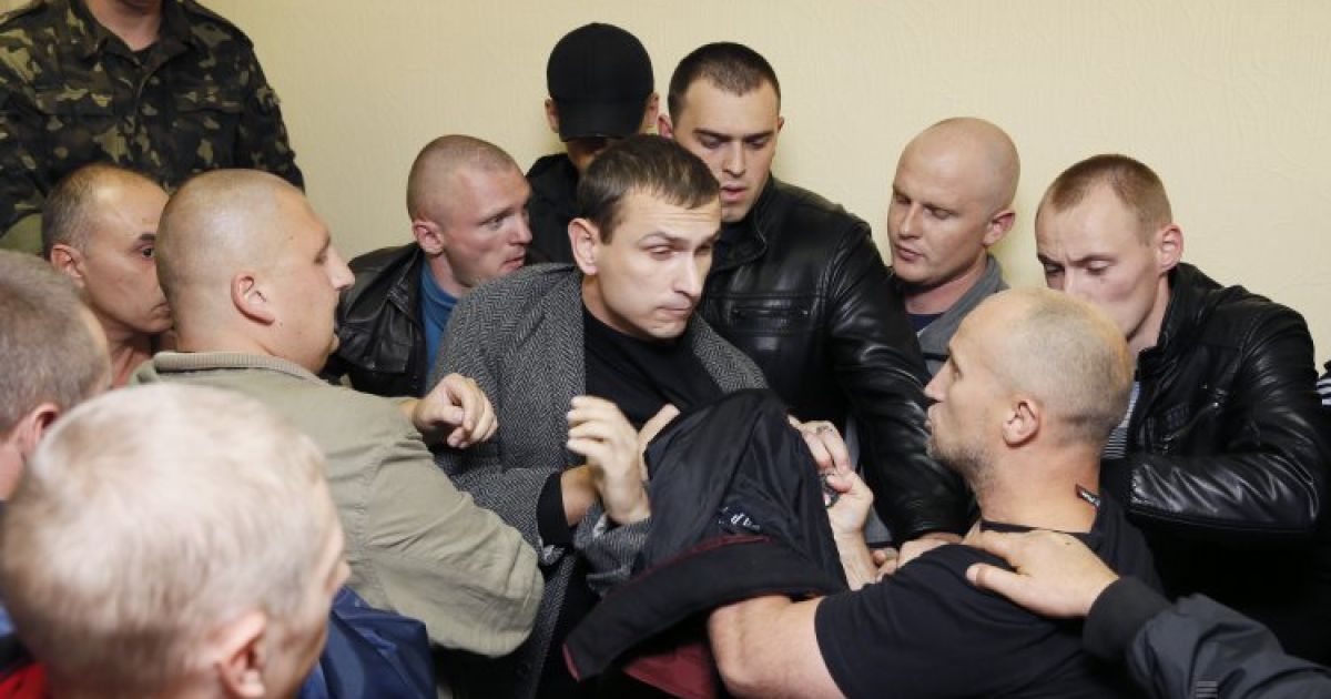 Колишні "беркутівці" до крові побилися з активістами біля суду / © УНІАН