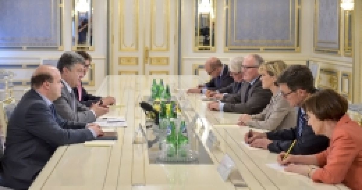 Порошенко подчеркнул, что прозрачное расследование обстоятельств падения самолета Boeing 777 является общим приоритетом трех стран