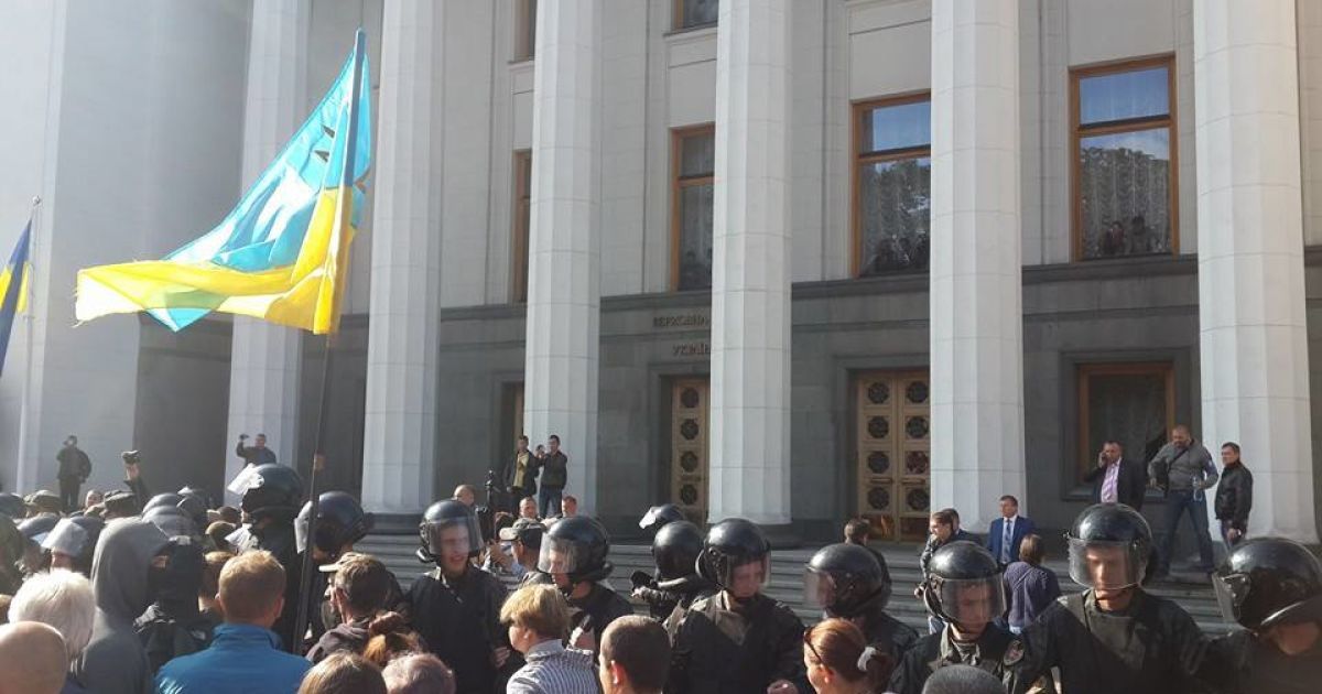 Поскольку депутаты никак не могли принять закон о люстрации, активисты зажгли шины