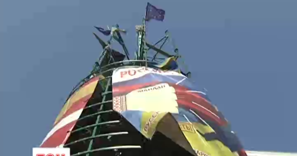 С "Елки" сняли все флаги и плакаты, завтра будут разбирать каркас.