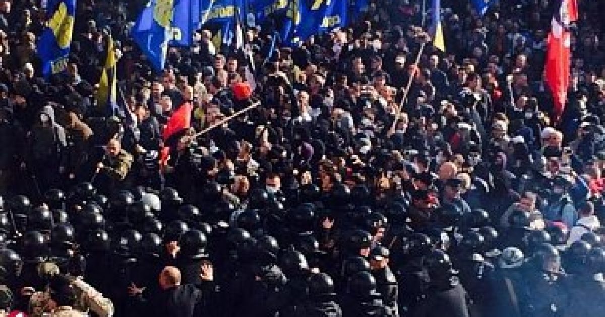 Активісти намагалися захопити будівлю Верховної Ради / © vdubne.ru