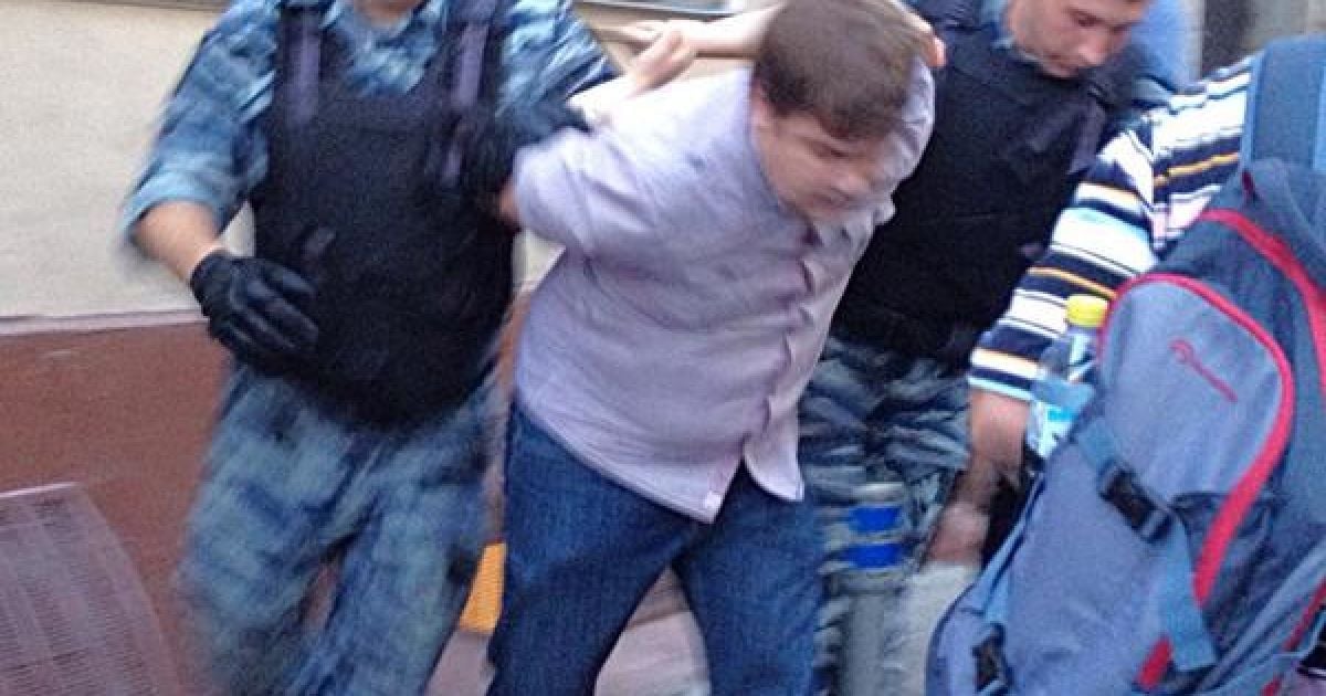 Полиция задержала около 10 активистов
