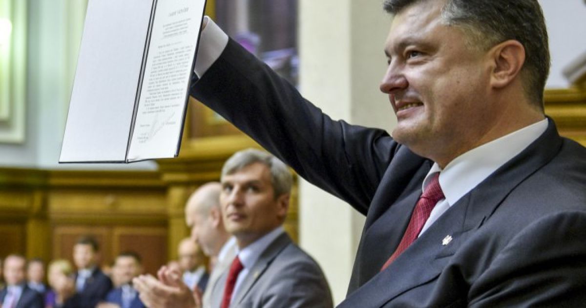 Порошенко демонструє підписану ним Угоду про асоціацію з ЄС, яку Рада ратифікувала 16 вересня