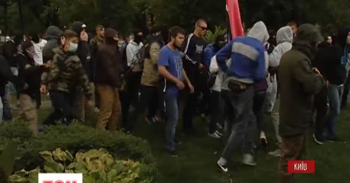 Під ВР сталася сутичка між активістами та правоохоронцями