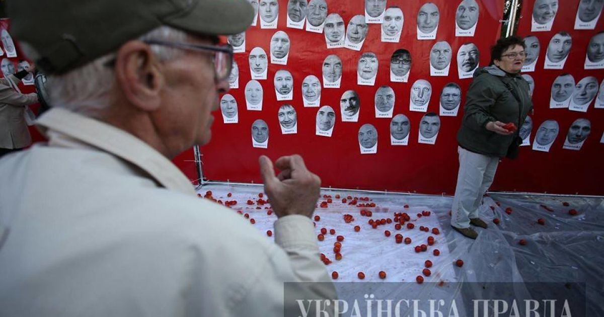 Под Радой помидорами забросали портреты нардепов