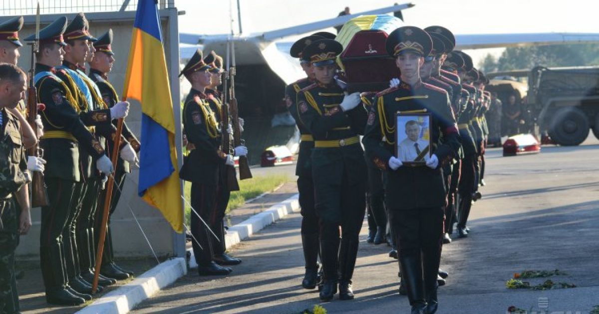 Тела погибших доставили во Львов на самолете / © УНІАН