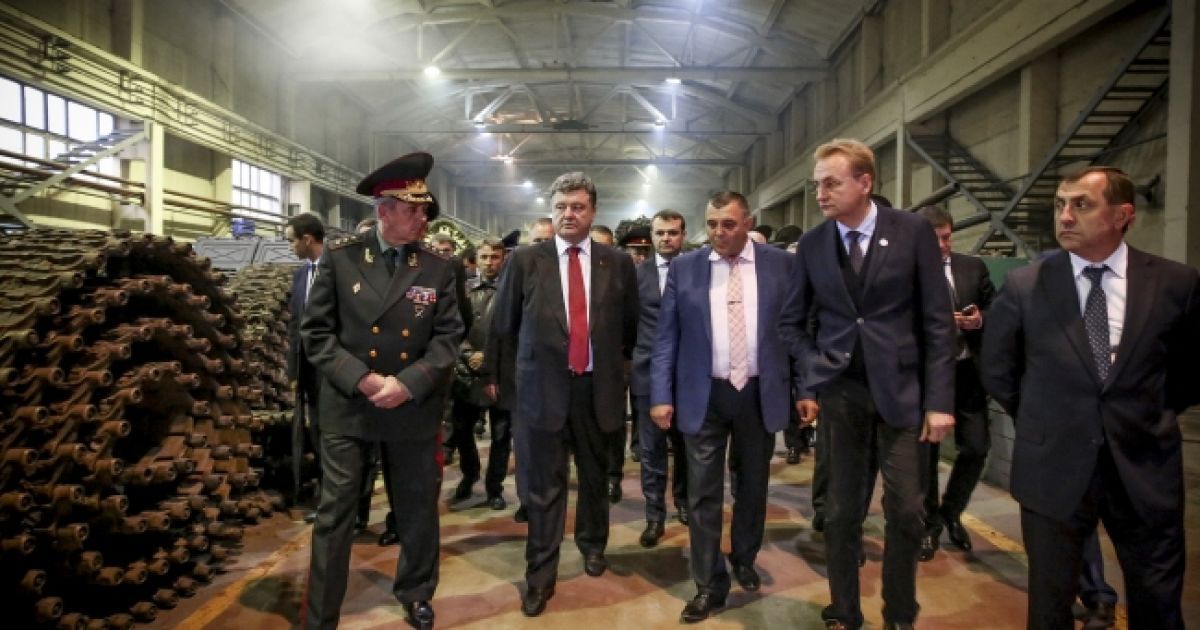 Глава держави подякував працівникам заводу за якісну роботу / © president.gov.ua