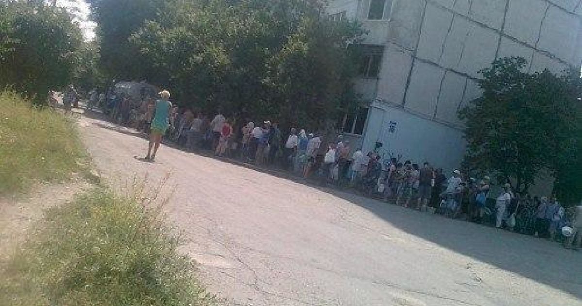 У Луганську величезні черги за водою (Фото @LUGANSK_TODAY).