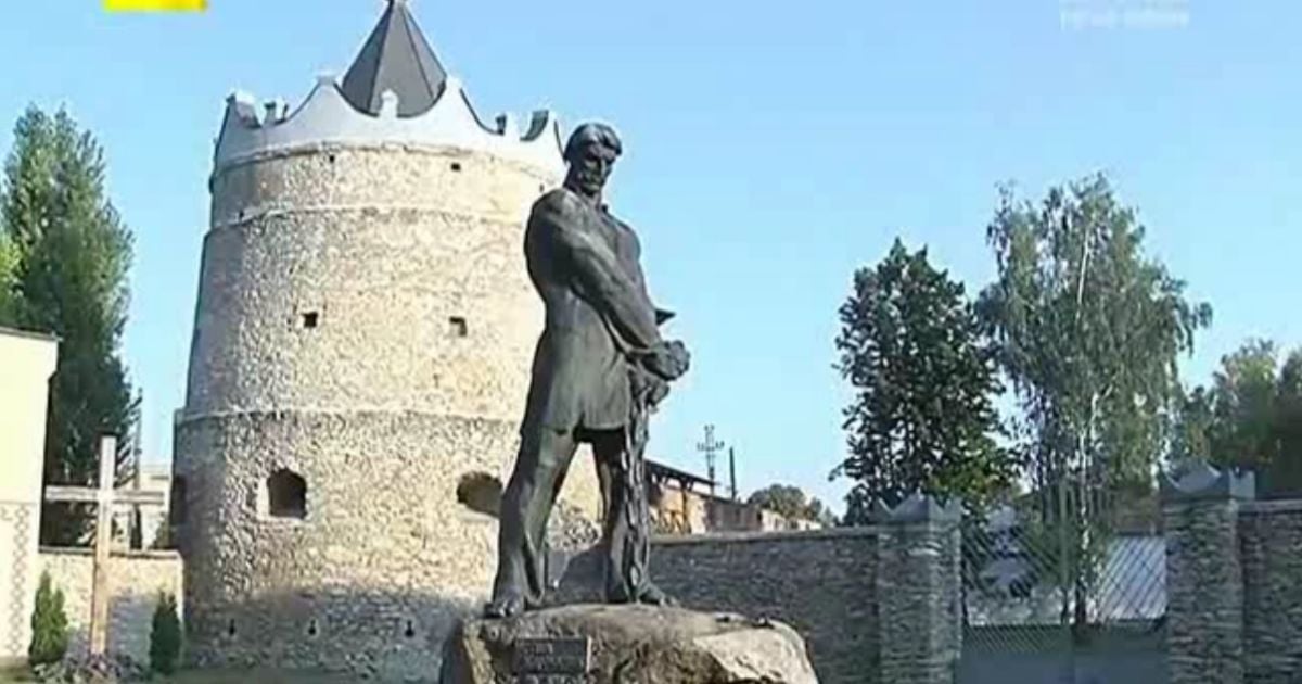 Памятник Устиму Кармалюку считается символом города Летичев