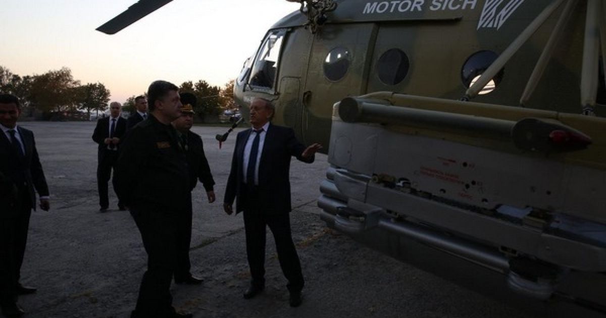 Порошенко осмотрел вертолеты, которые заказаны для украинской армии.