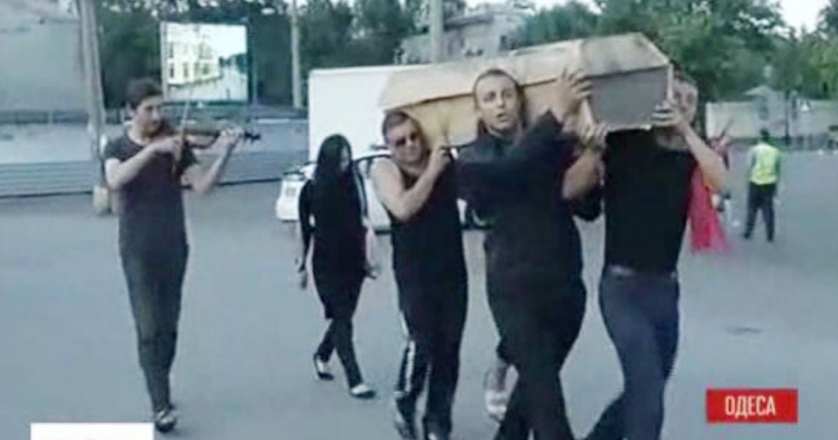 Активисты пытаются донести гроб к красной дорожке Одесского кинофестиваля