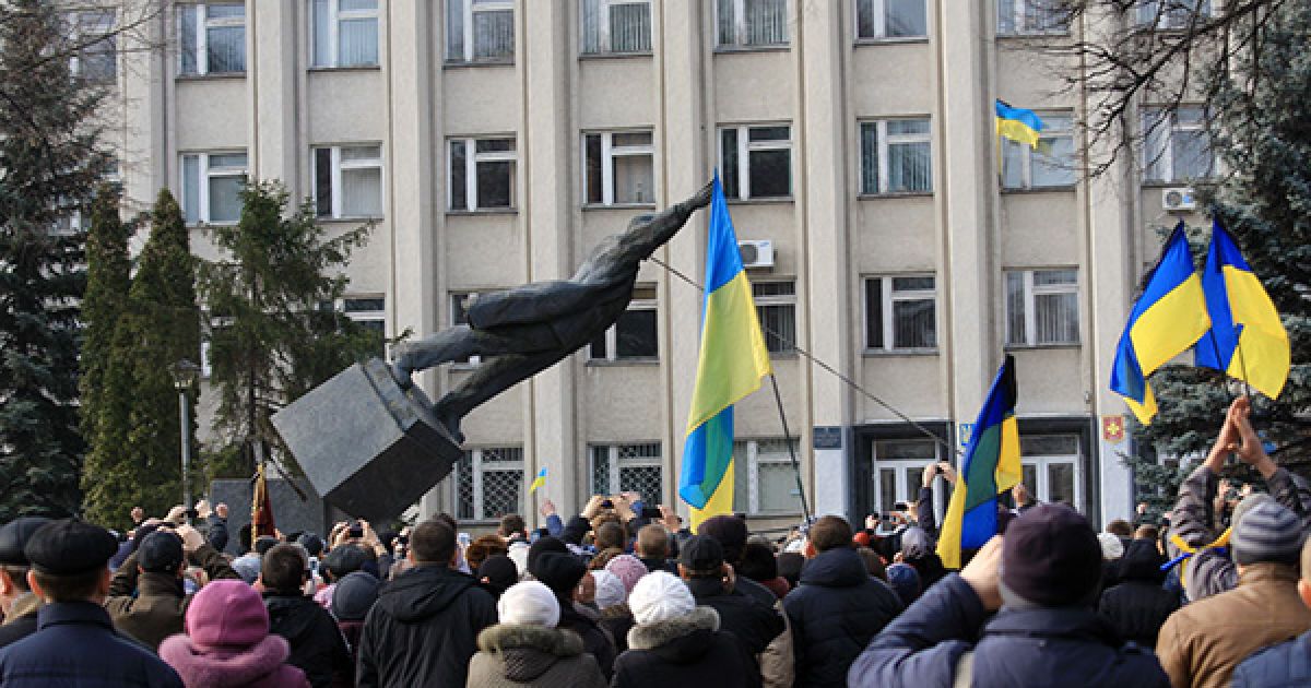 Активисты сбрасывают памятник Ленину в Конотопе на Сумщине