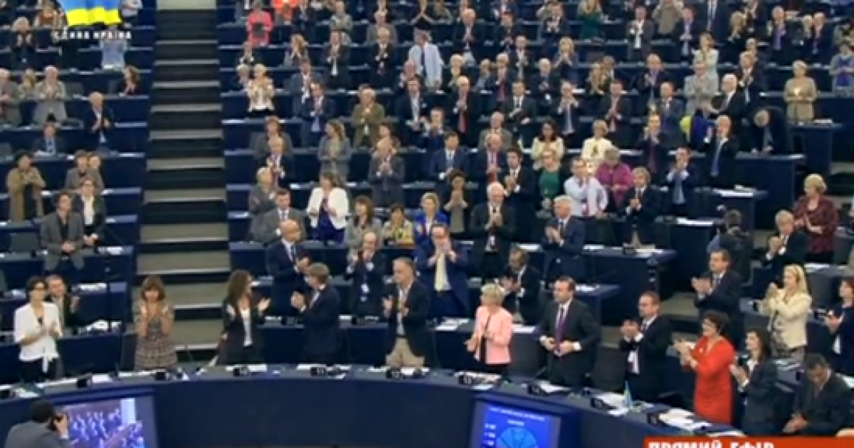 Європарламент стоячи привітав Україну з ратифікацією угоди