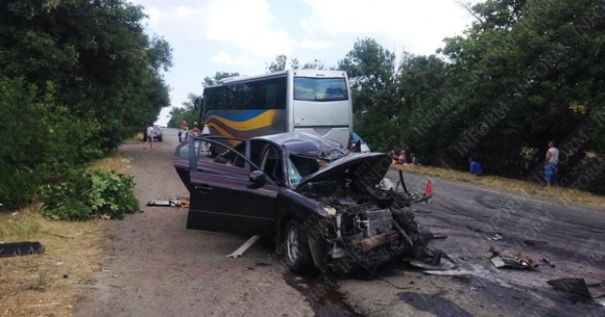 СБУшник на своем авто выехал на встречную полосу.