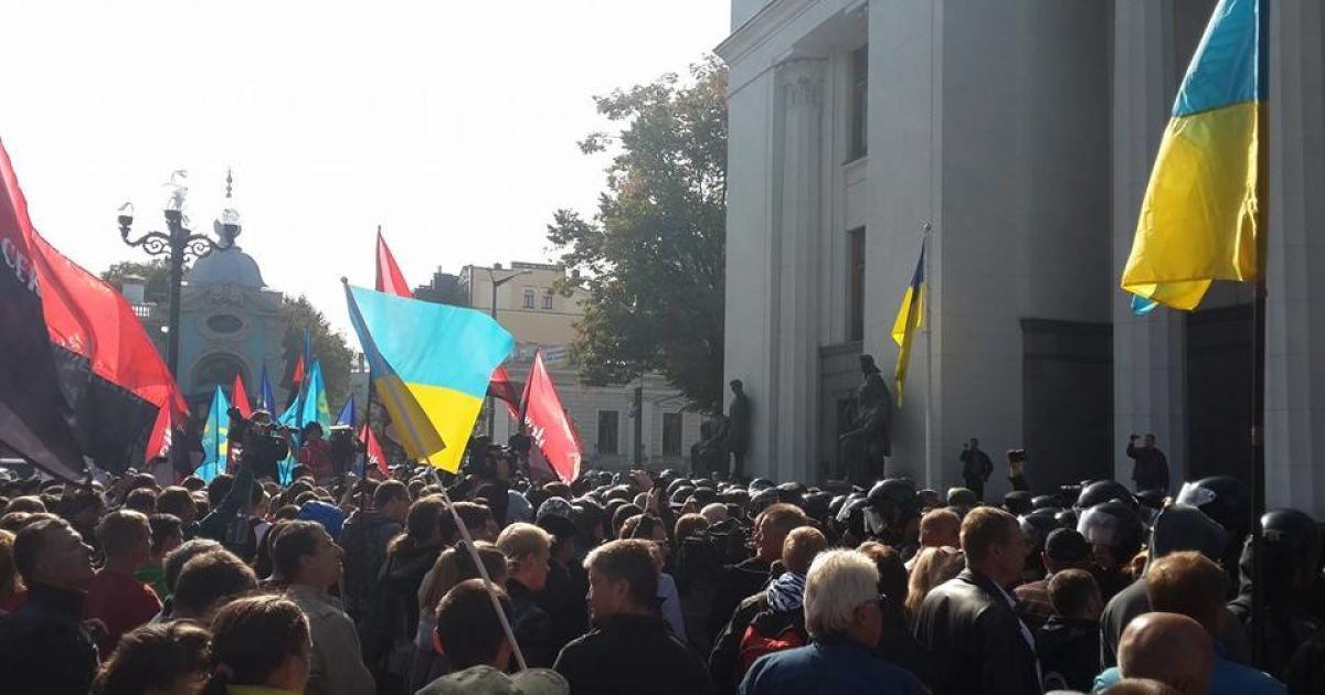 Поскольку депутаты никак не могли принять закон о люстрации, активисты зажгли шины