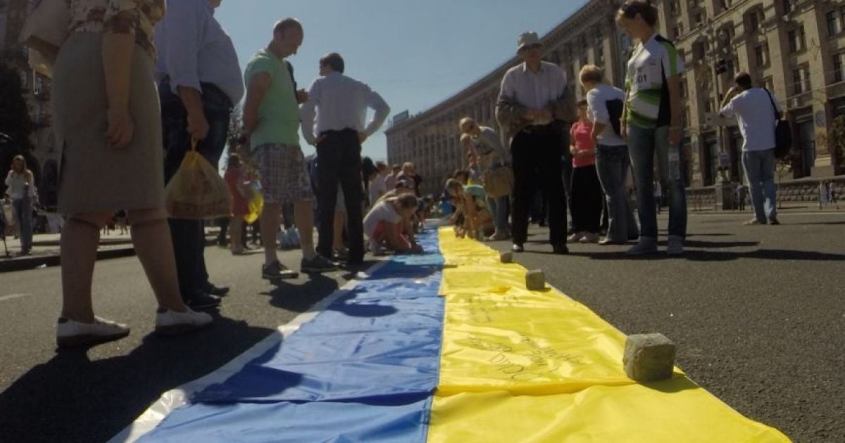 На столичному Майдані Незалежності провели акцію "Кілометр прапорів для Маріуполя"