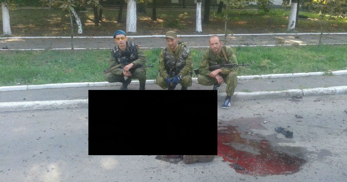 Террористы фотографируются возле тела убитого украинского военного в городе Шахтерск Донецкой области
