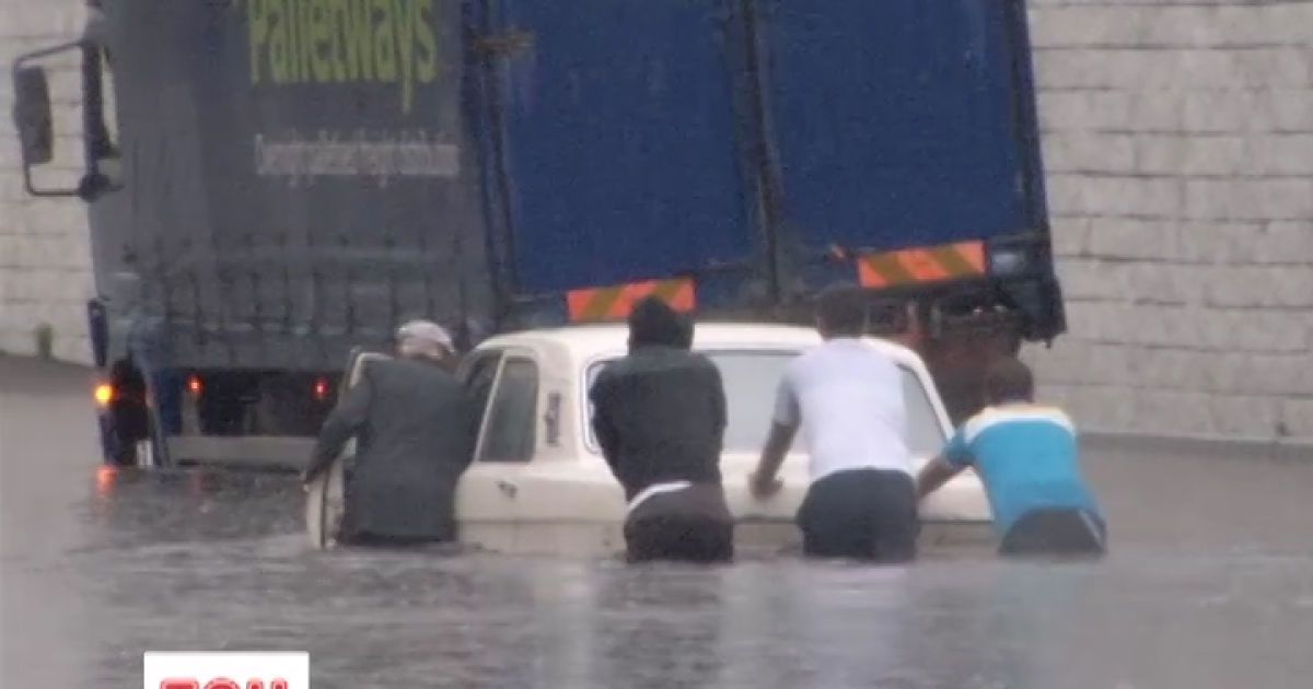 В Киеве после ливня парализовано движение на нескольких улицах