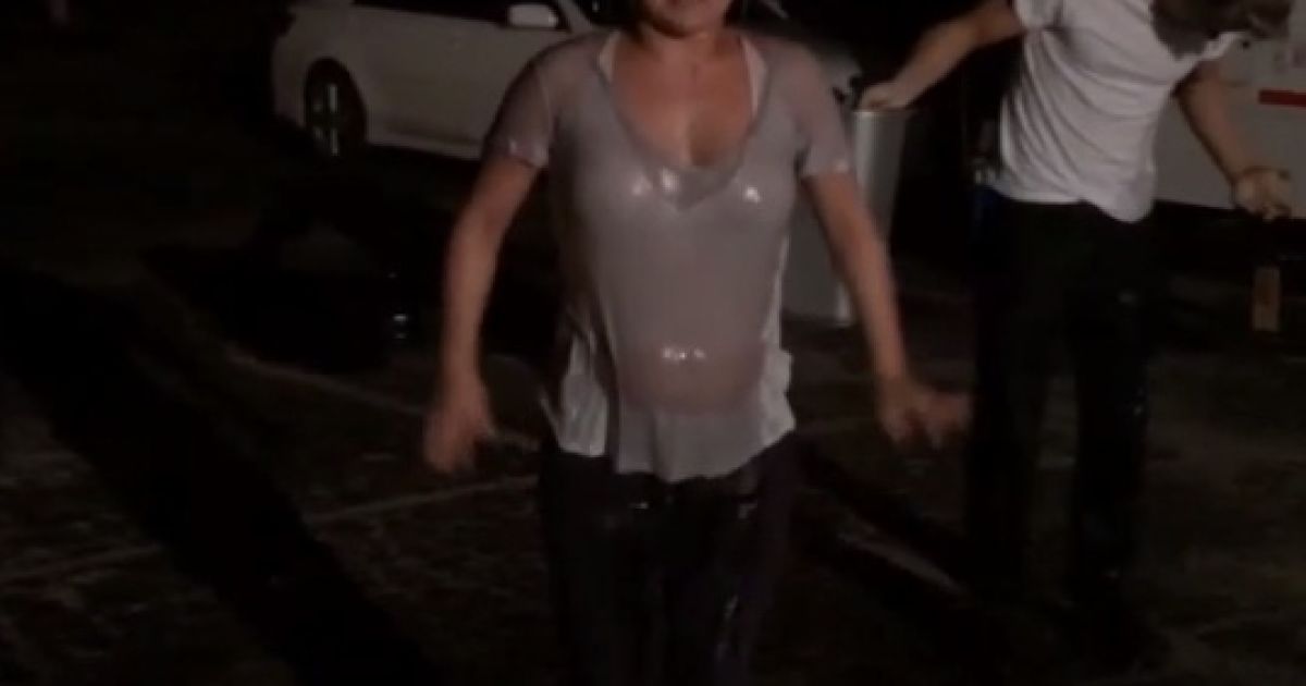 Беременная Хайден Панеттьери решилась на Ice Bucket Challenge.