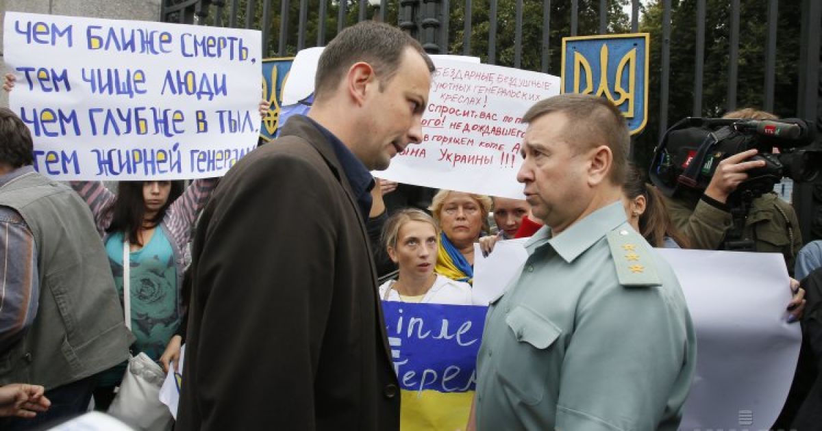 Мітингувальники перекрили рух на Повітрофлотському проспекті / © УНІАН