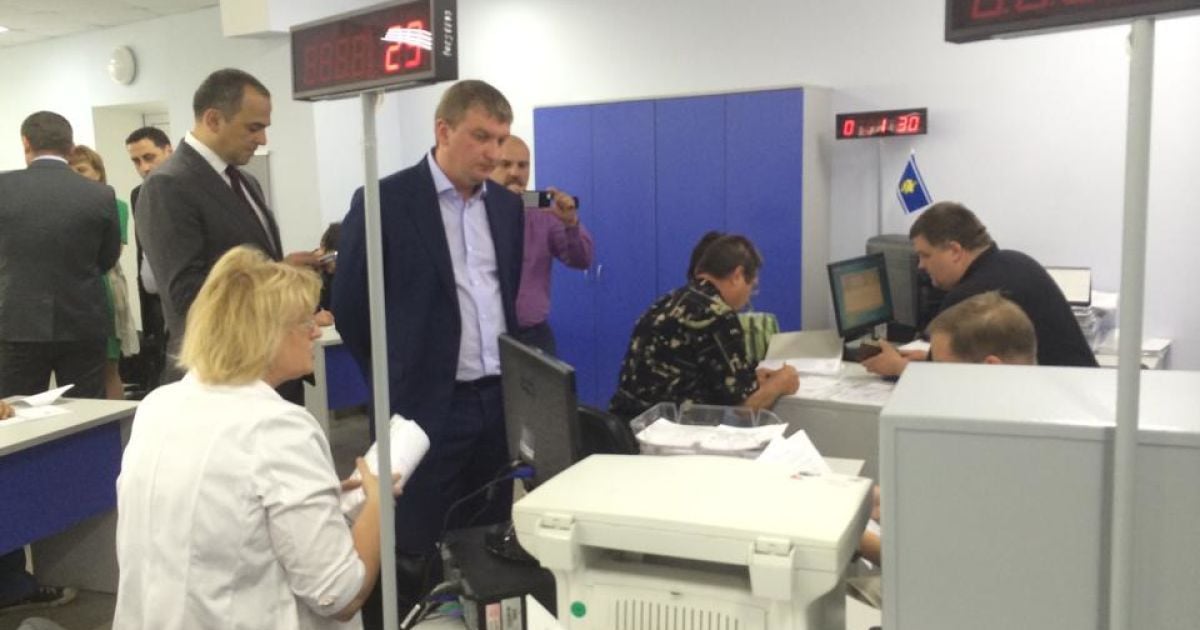 Министр юстиции Павел Петренко (в центре) во время проверки одного из центров предоставления админуслуг Киева узнал, что люди занимают очереди еще с ночи