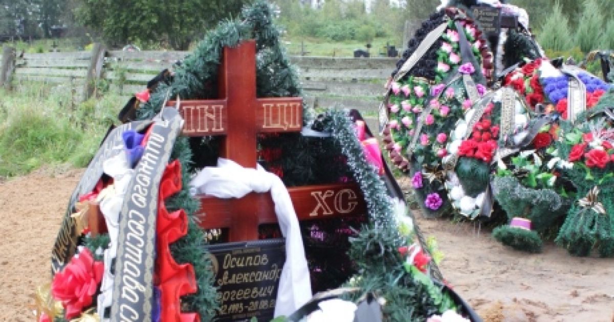 Цвинтар з загиблими десантниками під Псковом.