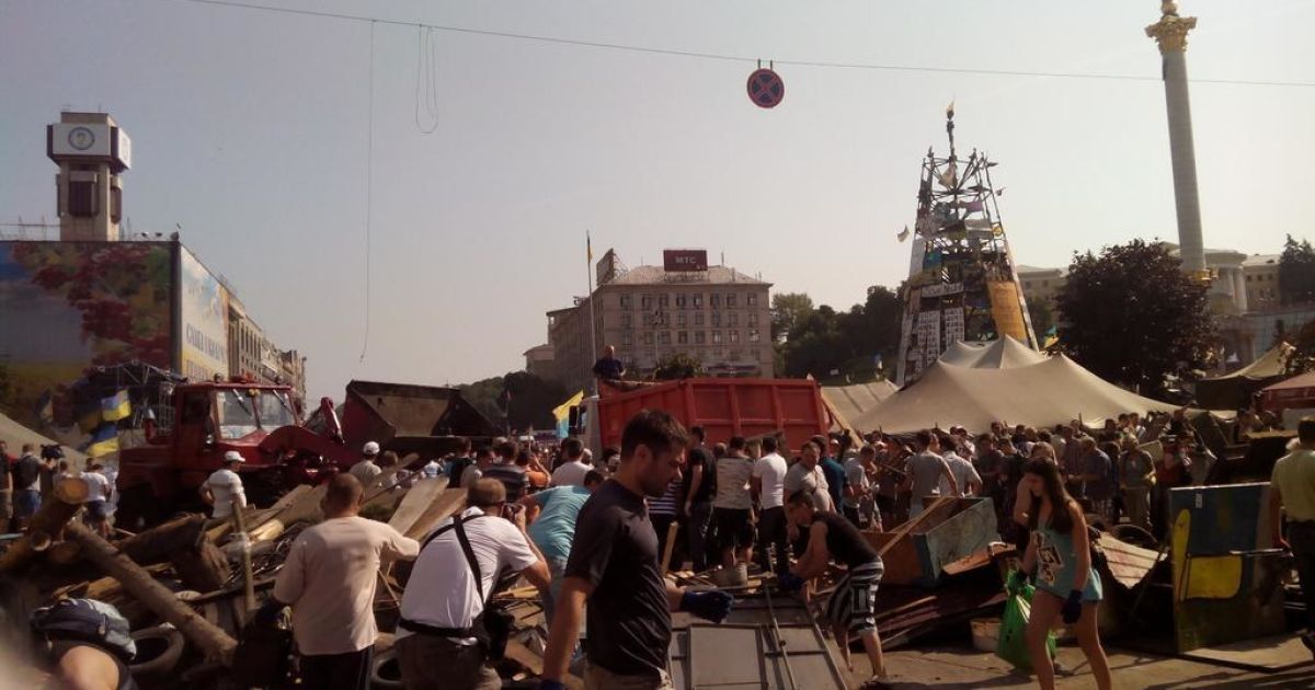 Киевляне убирают Майдан