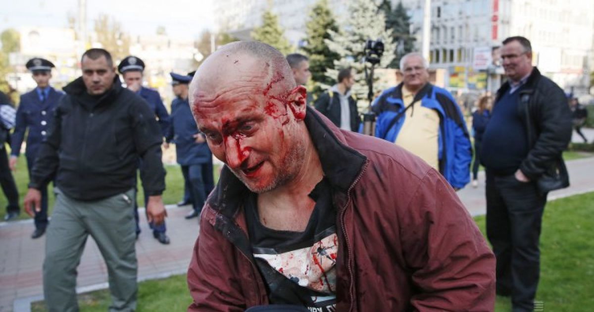 Колишні "беркутівці" до крові побилися з активістами біля суду / © УНІАН