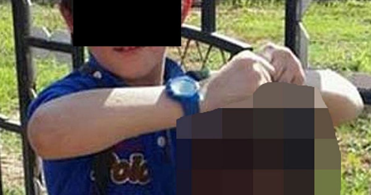 Террорист из Сирии опубликовал фото, как его 10-летний сын держит отрезанную голову