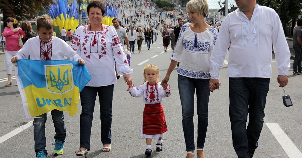 У Києві парад вишиванок пройшов із народними піснями (Рафаэль-Ицхак (Роман) Виленский, член НСФХУ) / © ТСН.ua