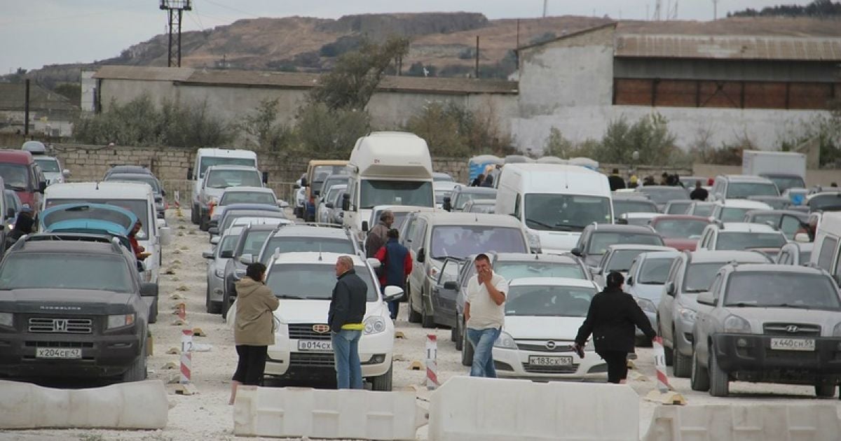 На Керченской переправе собралась огромная пробка из-за шторма