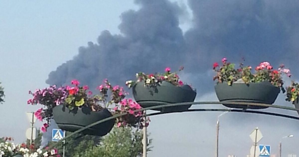 Над промзоной "завис" столб черного дыма