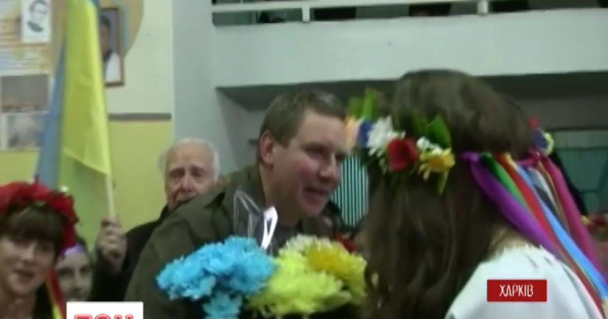 В Харькове празднично встретили защитников донецкого аэропорта