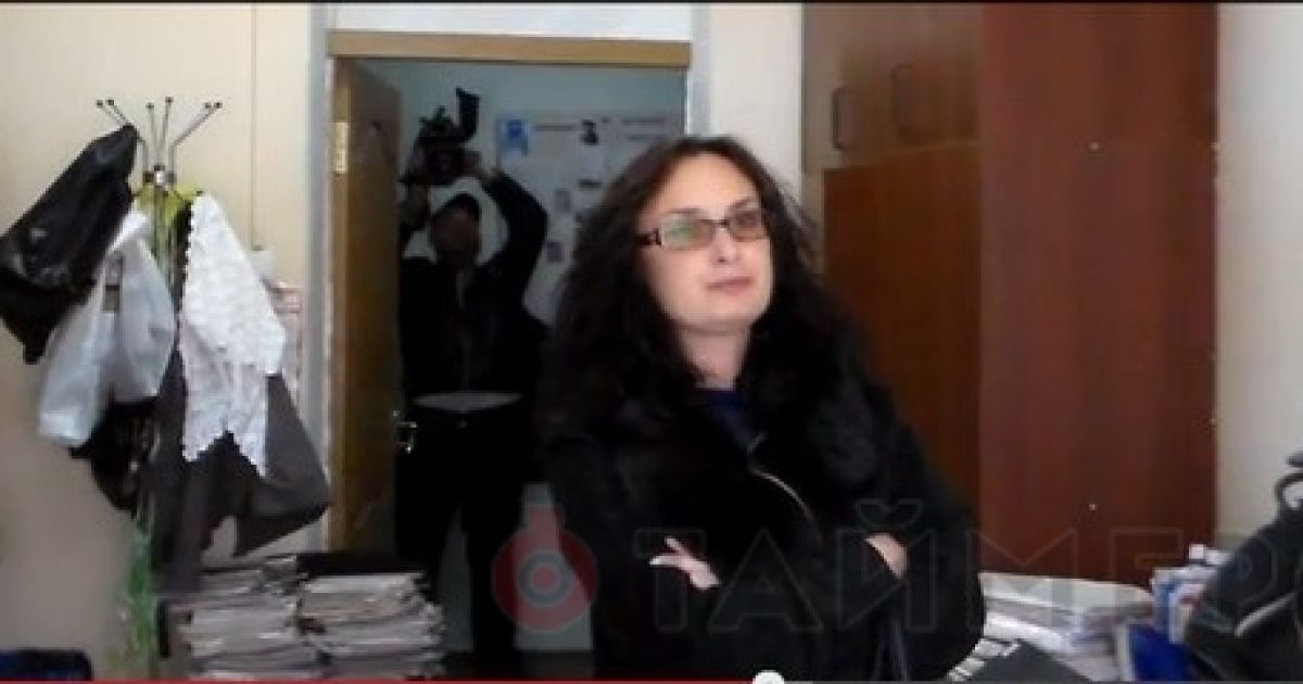 Чиновница попыталась скрыться от активистов, но они ее догнали и сдали в милицию.