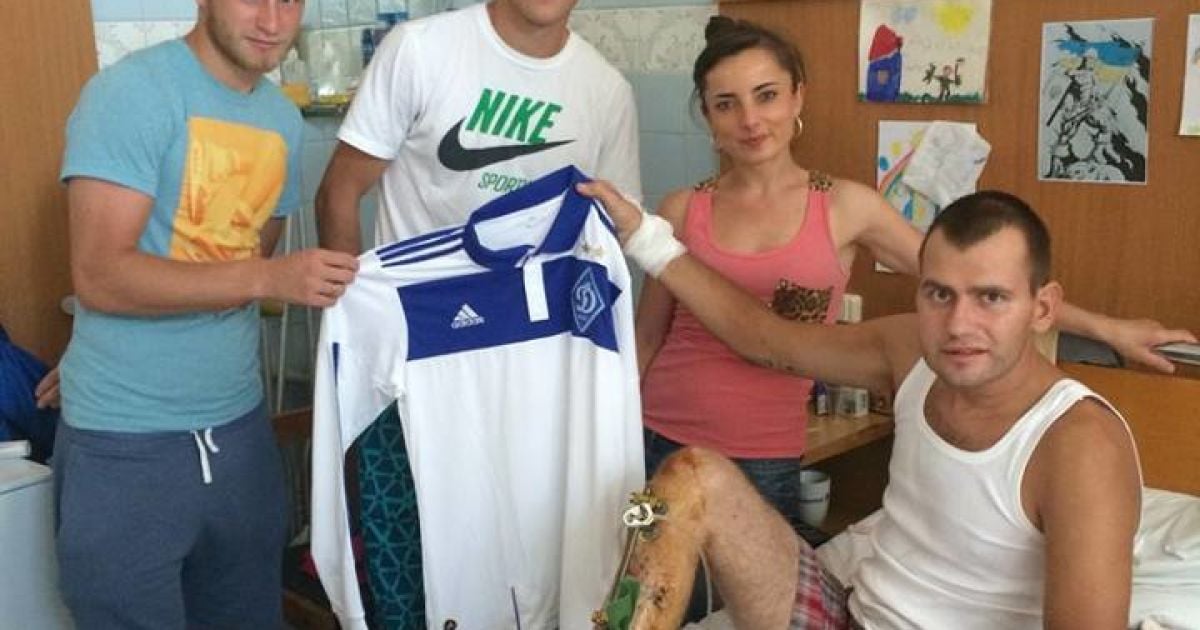 Ярмоленко і Безус підтримали бійців АТО у госпіталі. Фото -  Facebook  ультрас "Динамо"