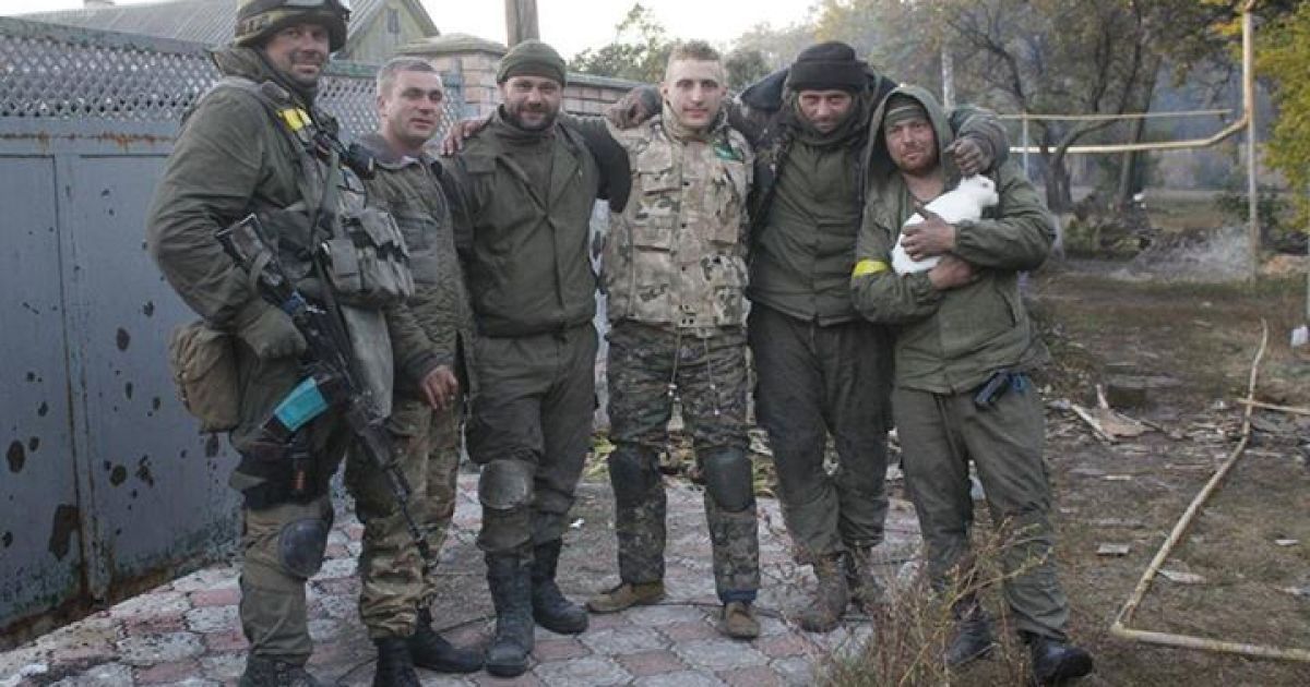 В свободное от боев время "киборги" отдыхают под Донецким аэропортом / © facebook.com/backandalive