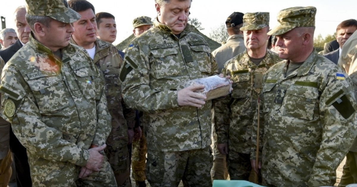 Воїни показали президенту, як вони володіють зброєю / © president.gov.ua