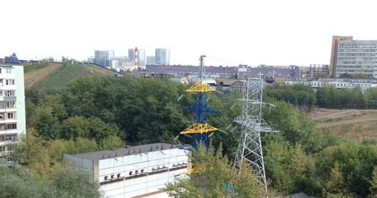 Электровышку в Москве покрасили в сине-желтые цвета - как флаг Украины