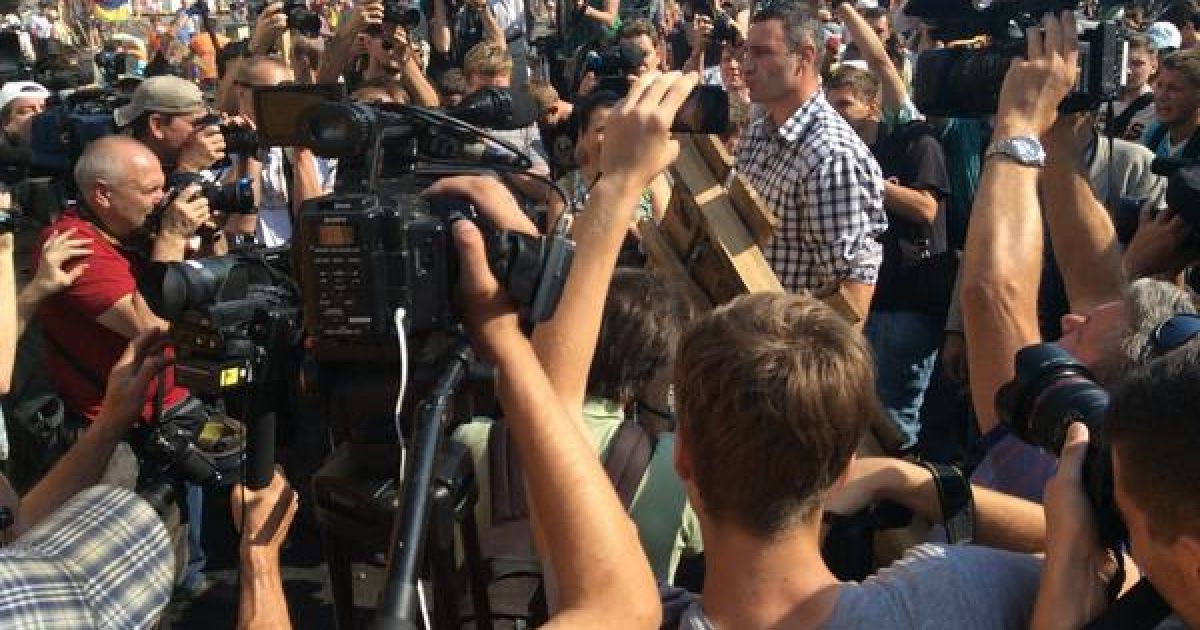 Кличко со сцены возмутился из-за парней в камуфляже